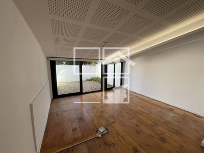 Inmueble en Calle Font Vella    bajos, Barcelona